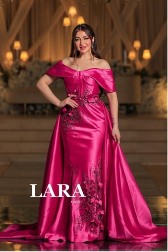 فستان ساحر بلون فوشي لامع، يتميز بقصة أوف شولدر أن...