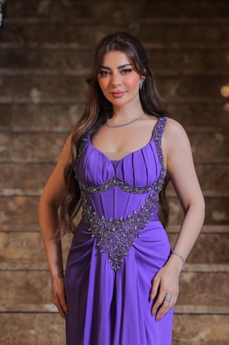 فستان بلون بنفسجي فاخر بتصميم سهرة أنيق، يتميز بقص...