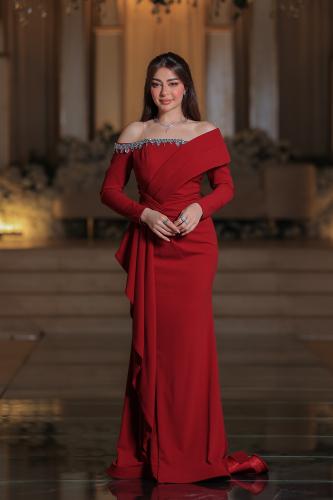 فستان أنيق وفخم، يتميز بتصميمه الراقي بلون عودي ال...