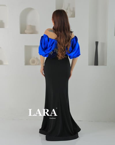 فستان مكشكش ومطوي بشكل أنيق، مع أكمام قصيرة تنسدل...