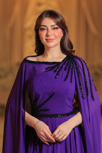 فستان موف ملكي بتصميم الكاب وتطريز فاخر