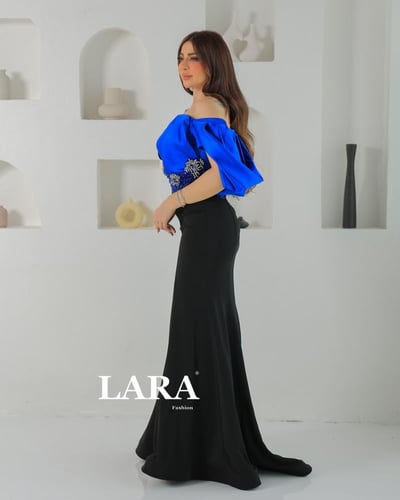 فستان مكشكش ومطوي بشكل أنيق، مع أكمام قصيرة تنسدل...