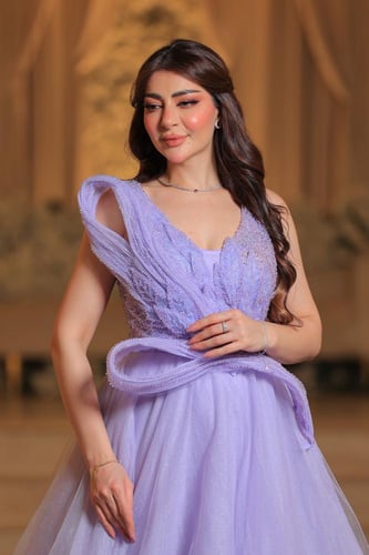 فستان سهرة موف بتصميم استثنائي وجاذبية ساحرة