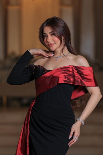 فستان أنيق وفخم بتصميم ملكي يجمع بين الرقي والجرأة...