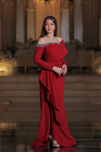 فستان أنيق وفخم، يتميز بتصميمه الراقي بلون عودي ال...