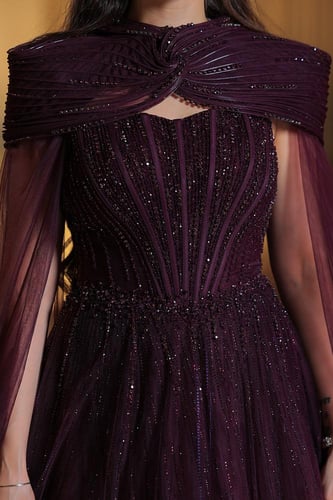 فستان سهرة ملكي بلون بنفسجي داكن بتطريز فاخر مع كا...