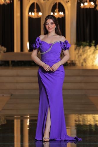 فستان أنيق وفخم، يتميز بتصميم طويل بلون بنفسجي يضف...