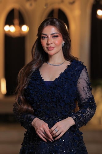 فستان سهرة طويل وبراق بلون كحلي داكن.