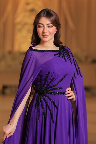 فستان موف ملكي بتصميم الكاب وتطريز فاخر