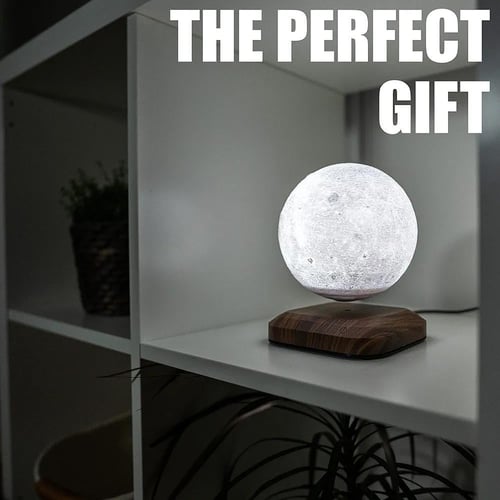 القمر العائم مع إضائة هادئة