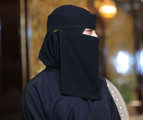 نقاب مطاط وسط لصق