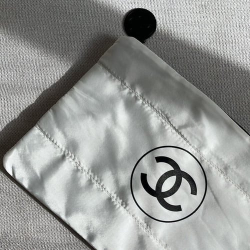 باوتش شانيل ابيض مع كيس قماشي