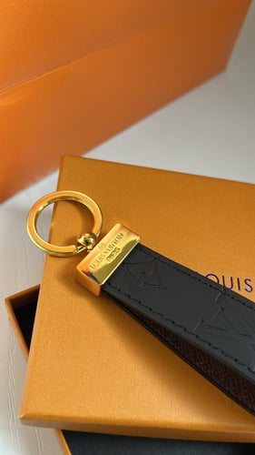 ميدالية لويس فيتون للجنسين مع البوكس والكيس والشري...