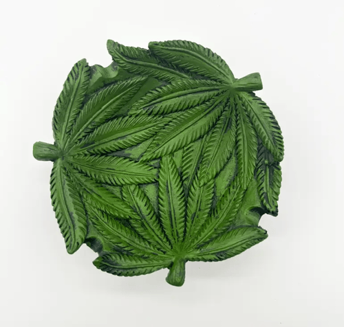 طفاية سجائر عصرية على شكل ورقة خضراء