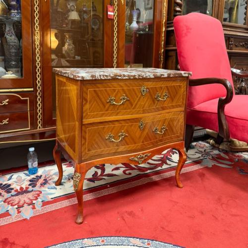 كونسول أنتيك قديم بسطح رخامي وتطعيمات نحاسية – عمر يتجاوز 80 سنة