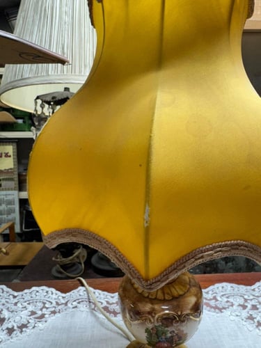 أبجورة إيطالية موقعة،