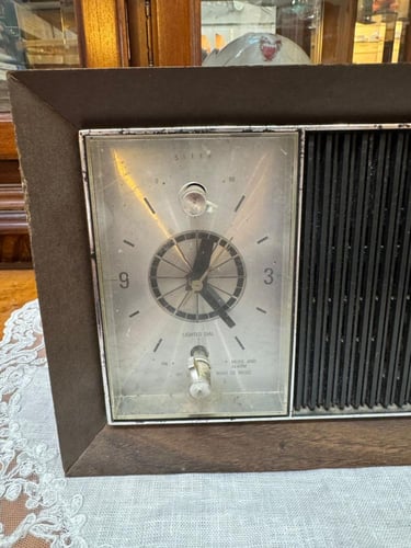 راديو ومنبه General Electric الكلاسيكي هو قطعة ممي...