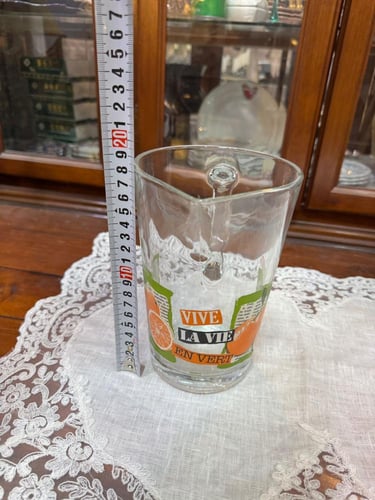 إبريق زجاجي شفاف بمقبض أنيق،