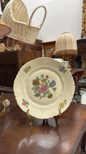 صحون فنية أوروبية إنجليزية من منتصف القرن الماضي