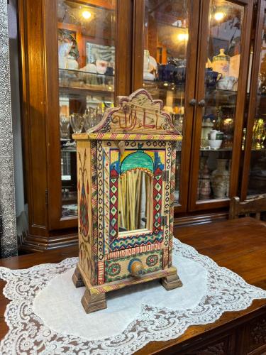 قطعة خشبية صغيرة مزخرفة يدويًا