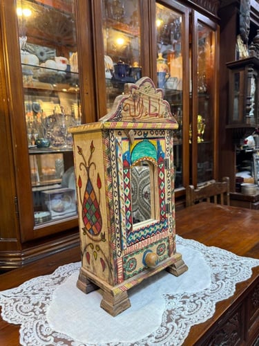 قطعة خشبية صغيرة مزخرفة يدويًا