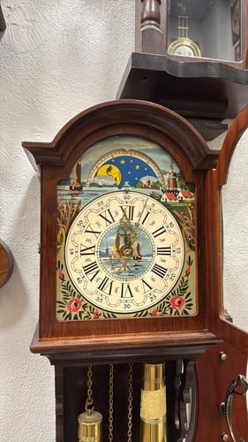 ساعة ألمانية فاخرة بثقالات – رسم يدوي بمنظر بحري