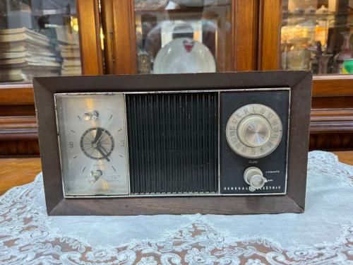 راديو ومنبه General Electric الكلاسيكي هو قطعة ممي...