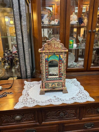 قطعة خشبية صغيرة مزخرفة يدويًا