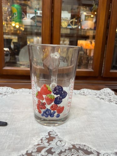 إبريق زجاجي شفاف بمقبض أنيق،