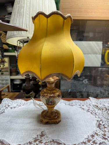 أبجورة إيطالية موقعة،