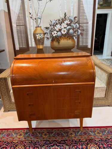 سكرتاريا إيطالية كلاسيكية — بتصميم رول علوي مع أدر...