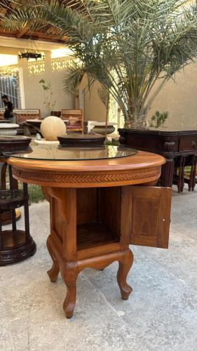 طاولة تراثية دائرية بخزانة داخلية – خشب طبيعي