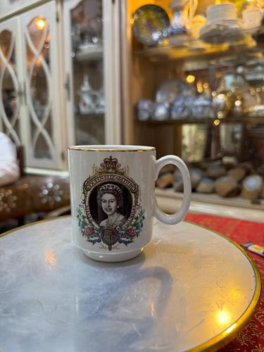 كوب إنجليزي عتيق بتصميم ملكي، يُزيّنه بورتريه للمل...