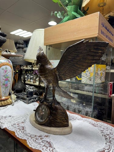 تحفة صقر فاخر - نحاس ورخام مع ساعة أنيقة”