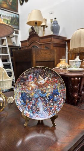 صحون فنية أوروبية إنجليزية من منتصف القرن الماضي