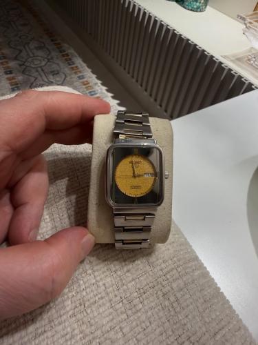 ساعة Seiko 5 قديمة — تصميم مربّع فينتج بحالة مستعم...
