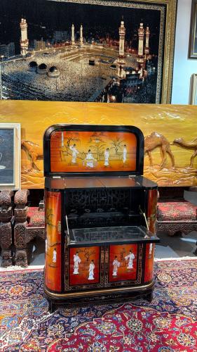 بار صيني فاخر مطعّم بالصدف