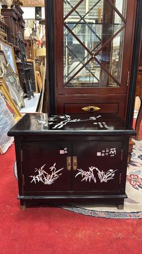 دولاب صيني عتيق مطعّم بالصدف – قطعة تراثية نادرة