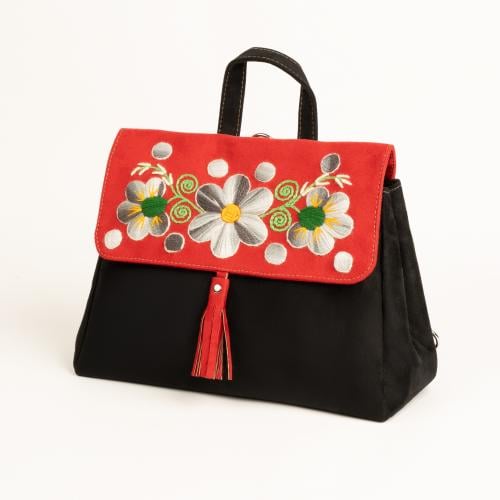 حقيبة سوداء بغطاء أحمر مورد, حياكة يدوية