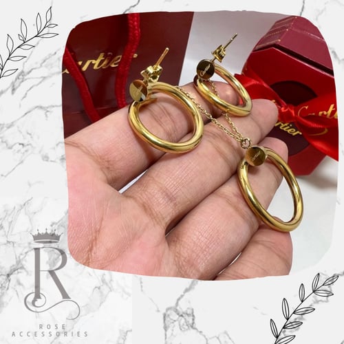 طقم كارتيه ذهبي قطعتين سلسال وحلق مطلي وعليه ختم ا...