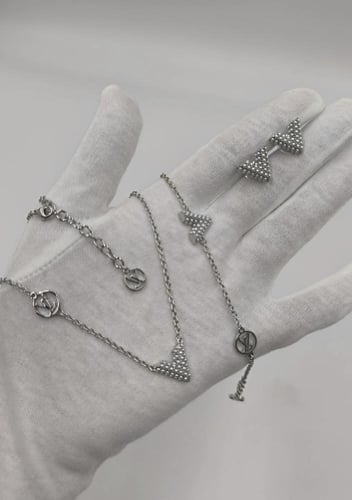 طقم لويس فيتون