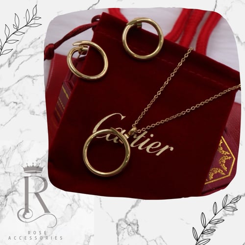 طقم كارتيه ذهبي قطعتين سلسال وحلق مطلي وعليه ختم ا...