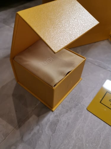 ملحقات فندي كيس كبير مناسبة لطقم او خاتم او اسورة...