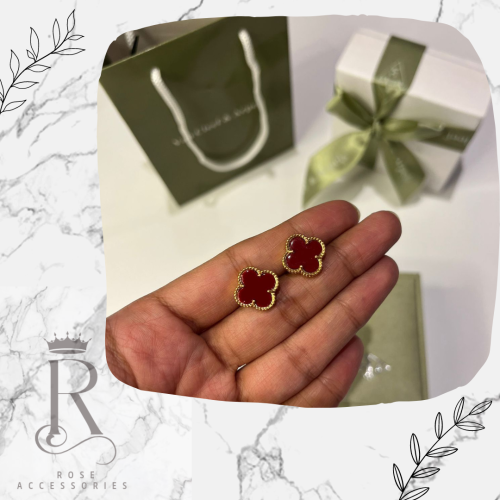 حلق فان كليف مطلي وعليه ختم البراند اللون عودي