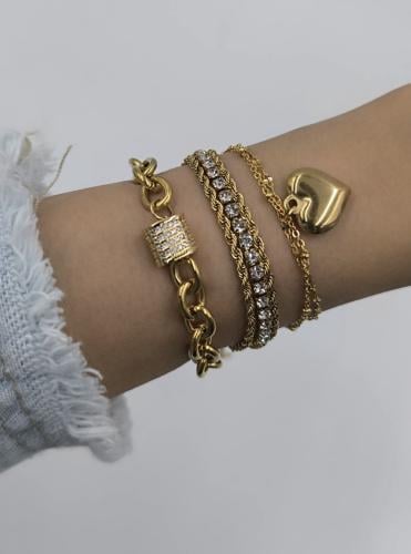 مجموعة أساور مطلية ذهب