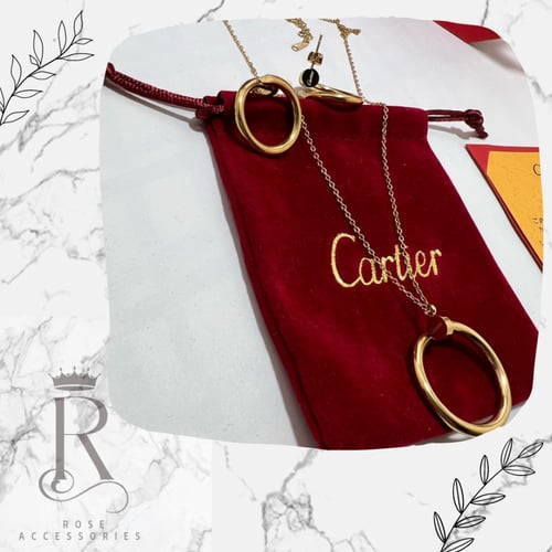 طقم كارتيه ذهبي قطعتين سلسال وحلق مطلي وعليه ختم ا...