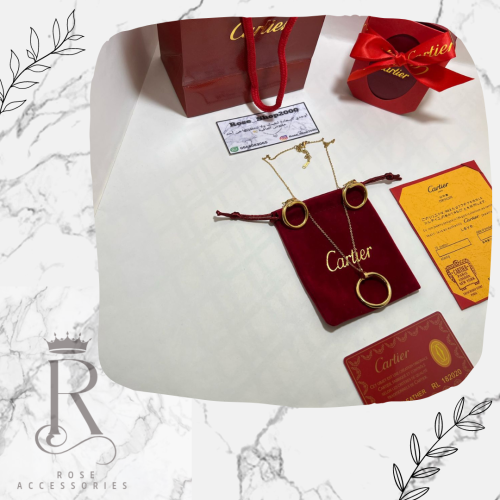 طقم كارتيه ذهبي قطعتين سلسال وحلق مطلي وعليه ختم ا...