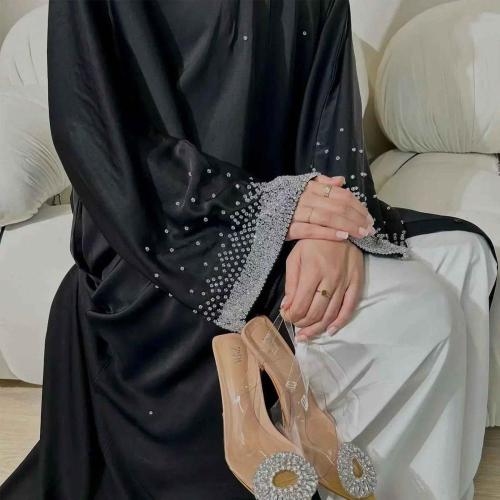 عباية سادة مطرزة الاكمام