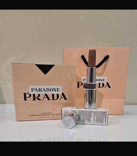 عطر برادا وروج وكيس