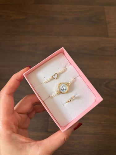 A beautiful watch that does not work with a bracelet and a ring